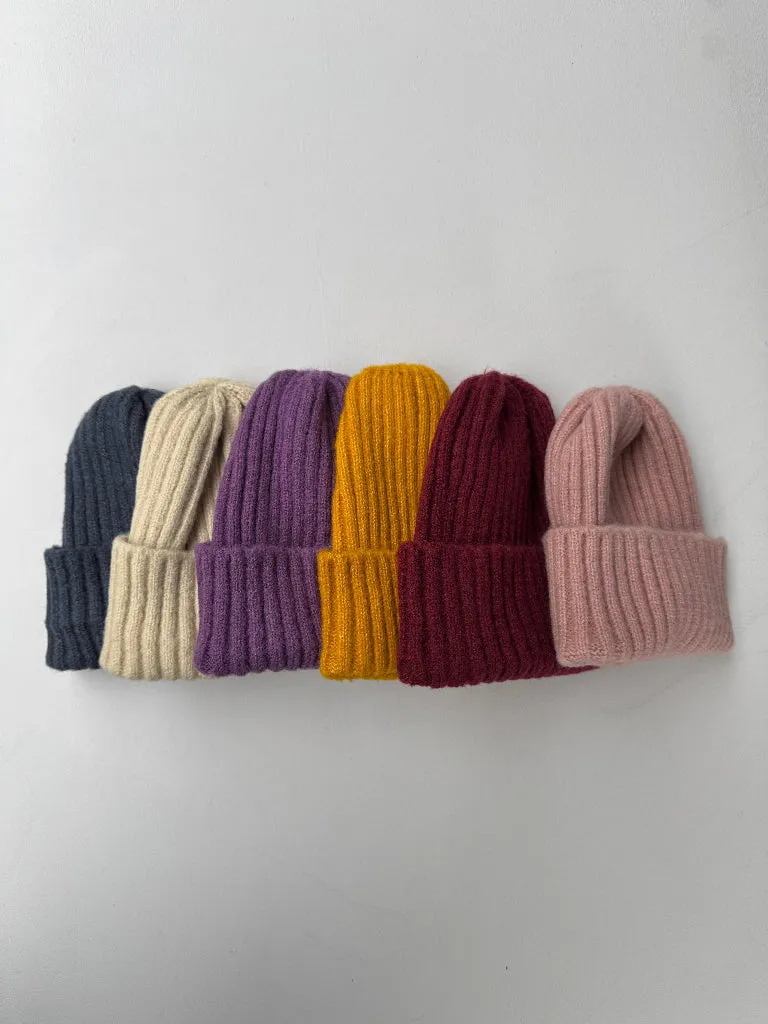 Louloúdi Fynn beanie bordeauxrood met naam