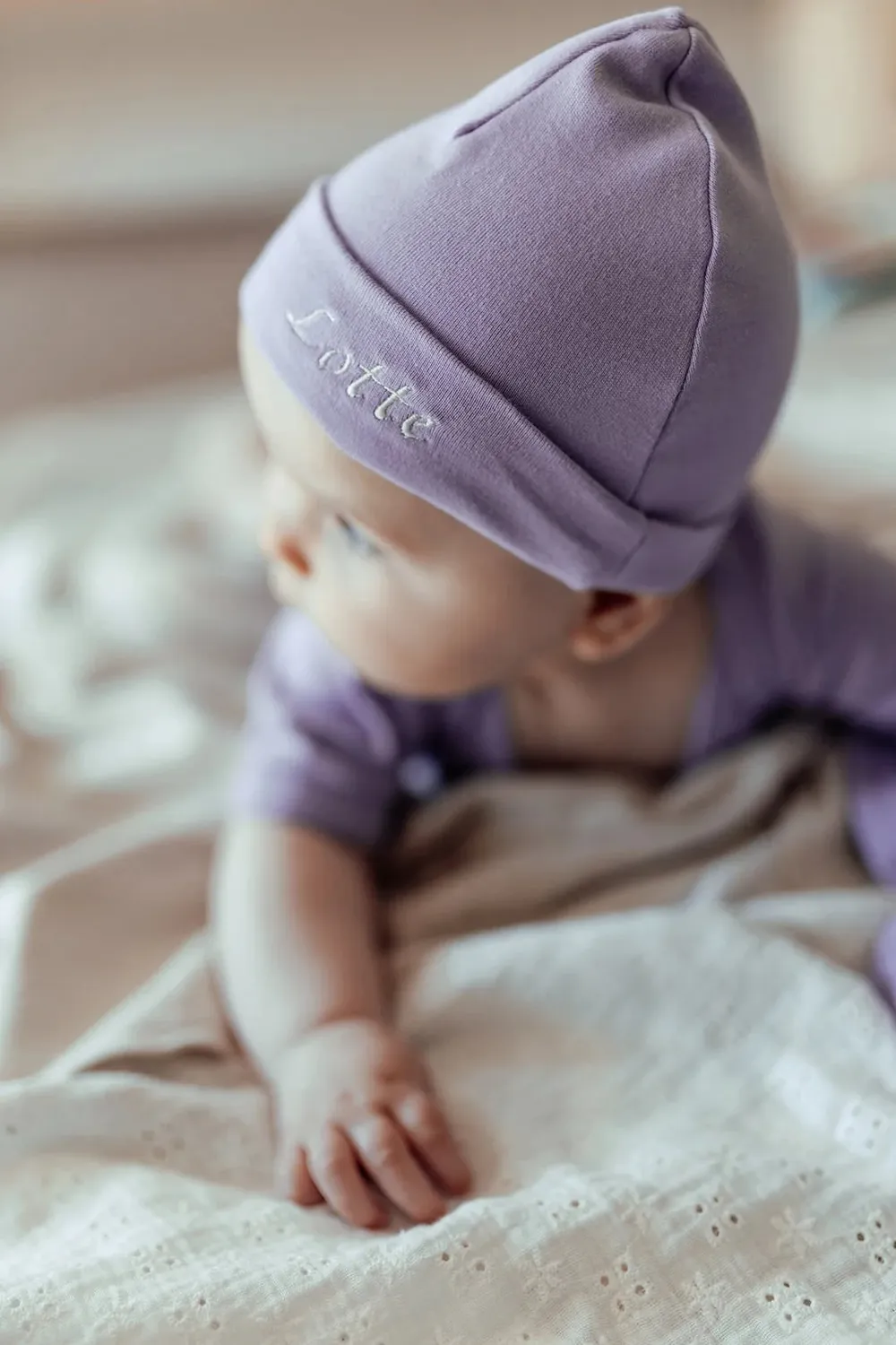 SODA FASHION Newborn muts lila biokatoen