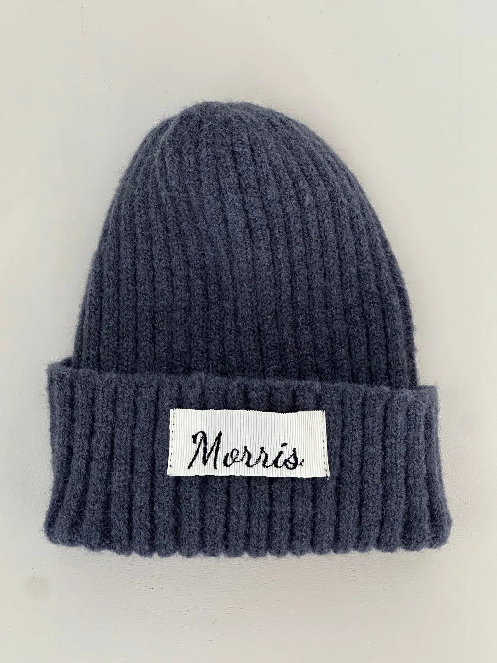 Louloúdi Fynn beanie bordeauxrood met naam