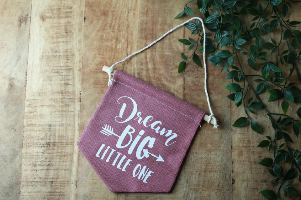 Een presentje Dream big little one vaandel paars 20 cm
