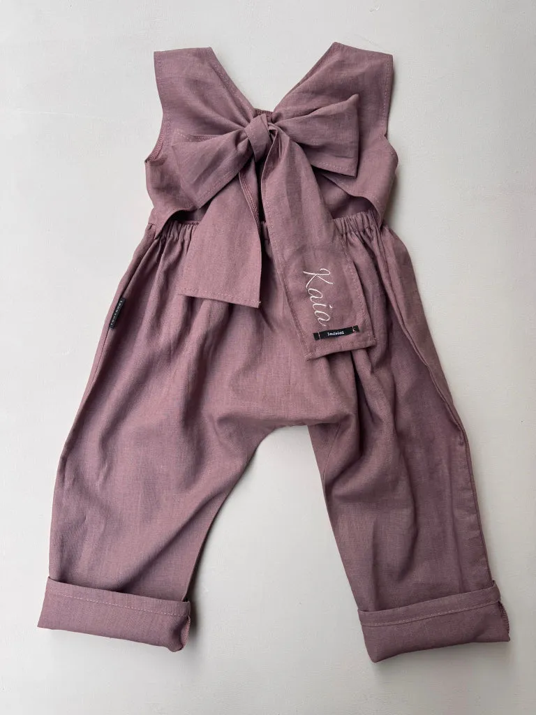 Louloúdi Paul jumpsuit linnen beige strik + naam