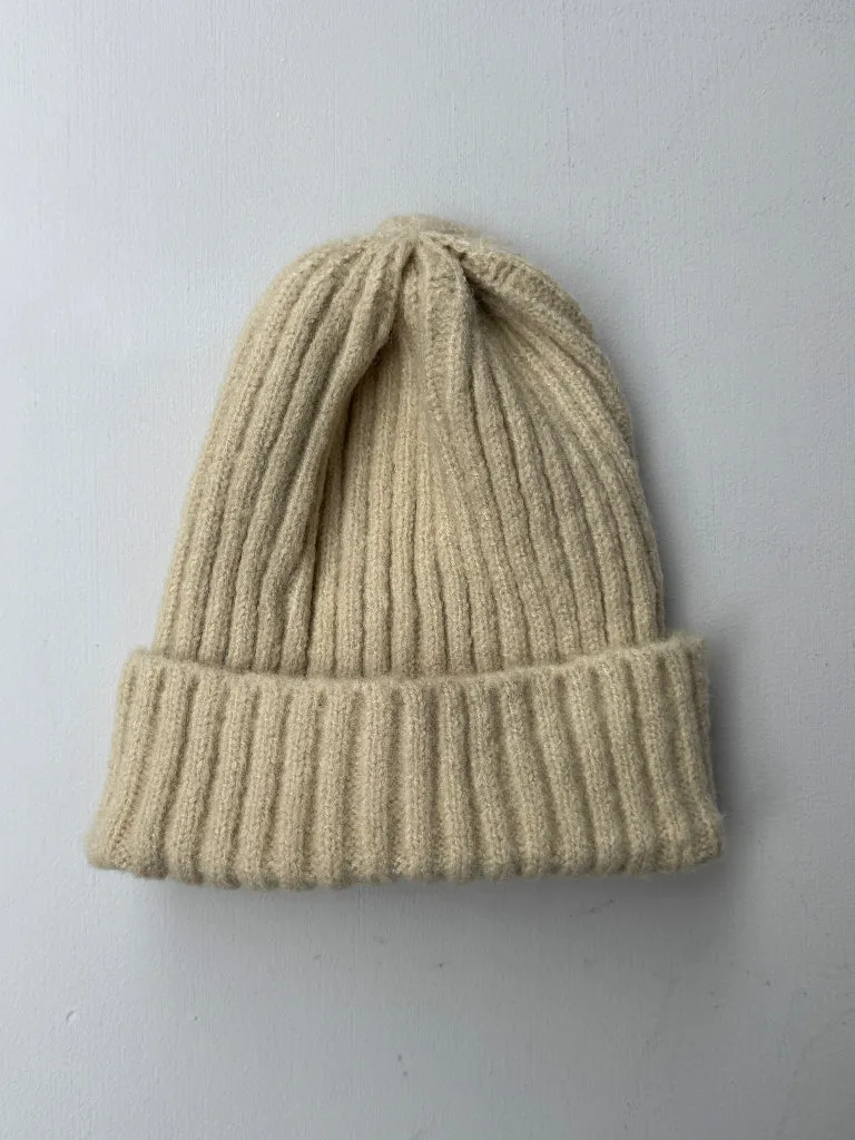 Louloúdi Fynn beanie bordeauxrood met naam