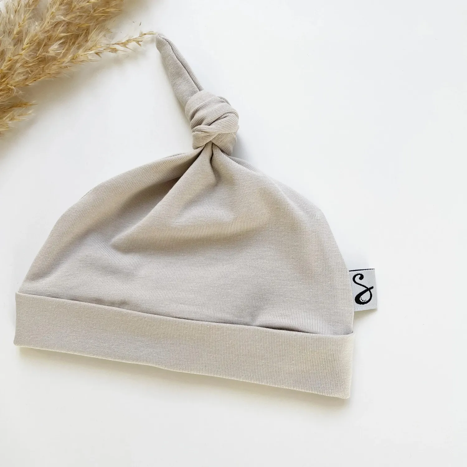 SODA FASHION Knoopmuts Taupe babymutsje zacht