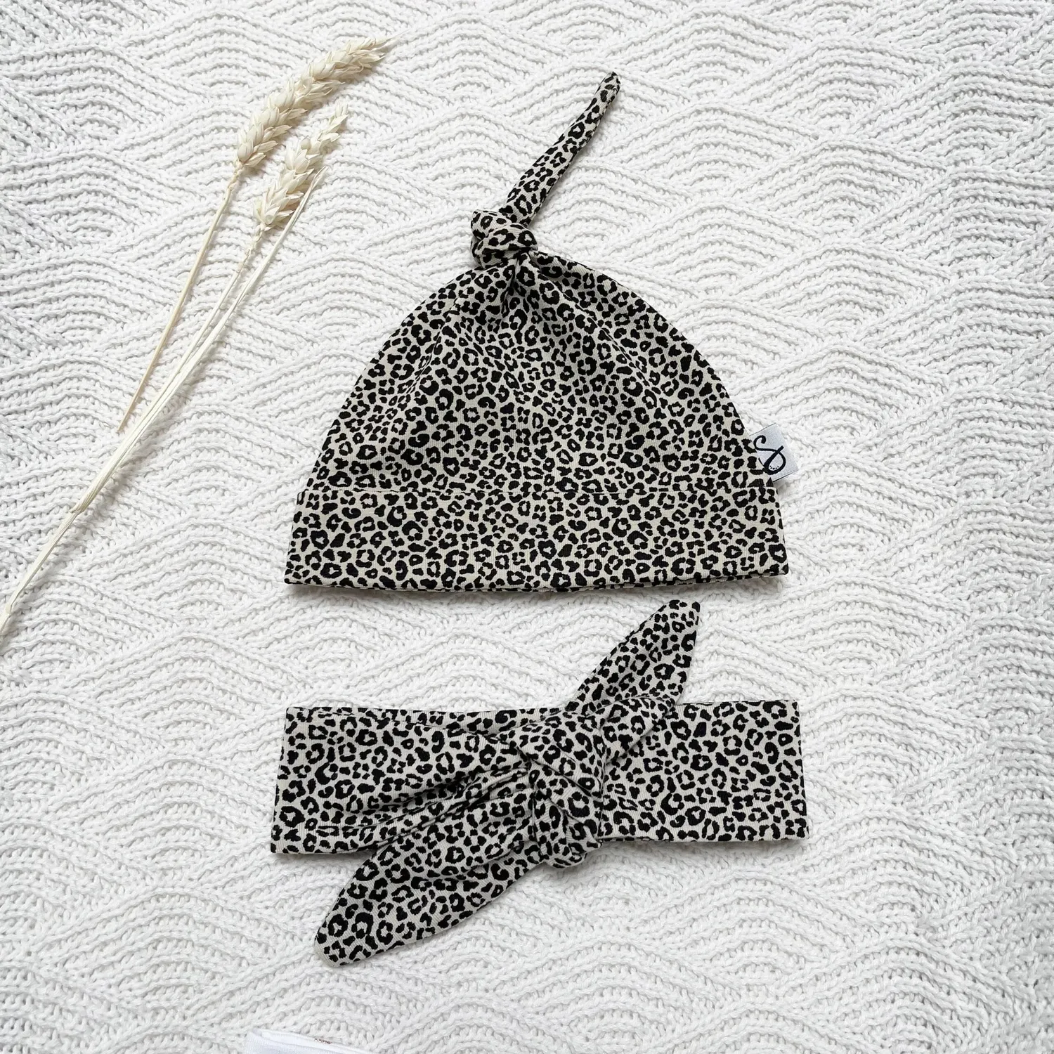 SODA FASHION Knoopmuts babymuts luipaard biokatoen