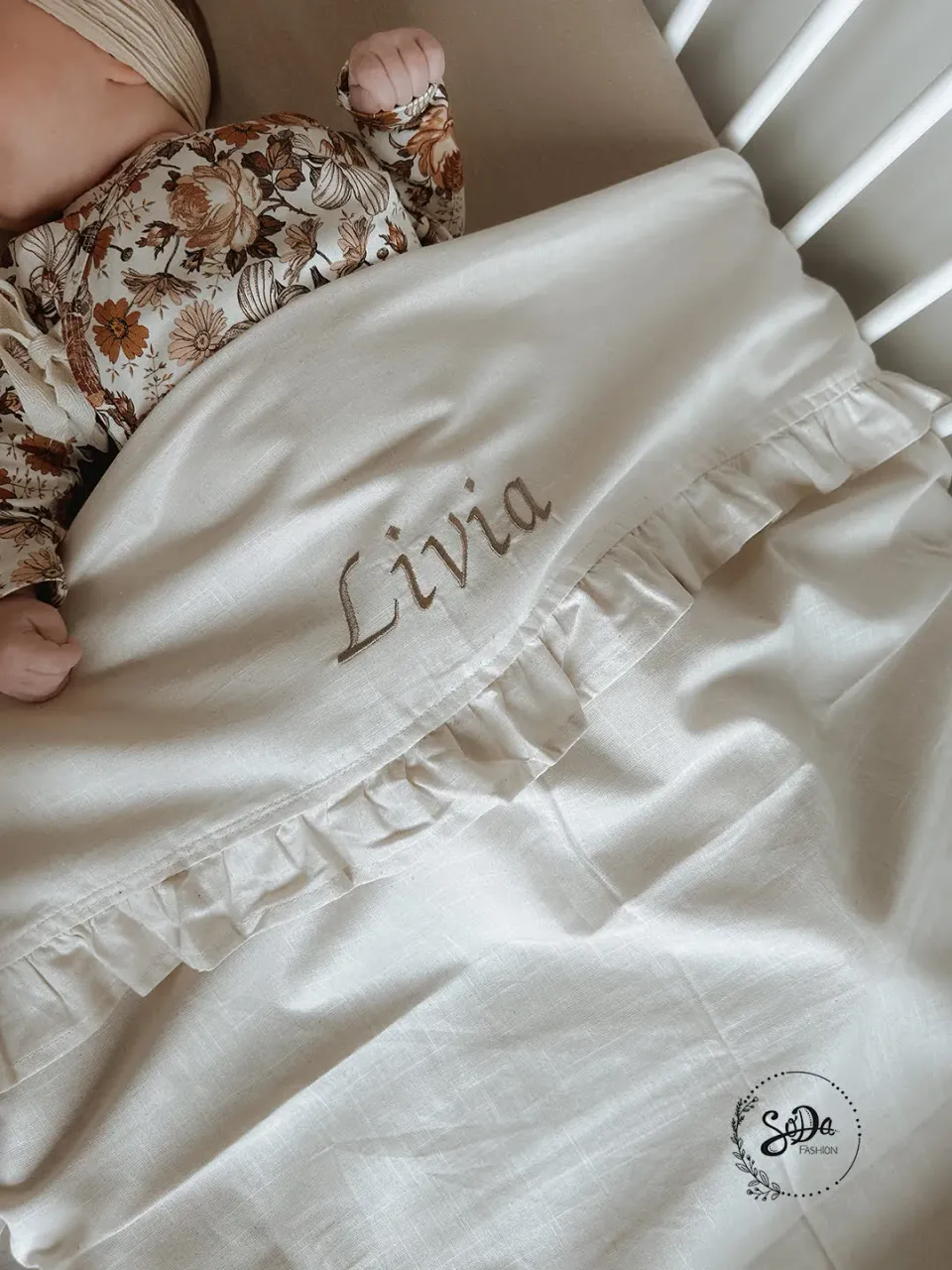 SODA FASHION Ruffle wieglaken natural met naam