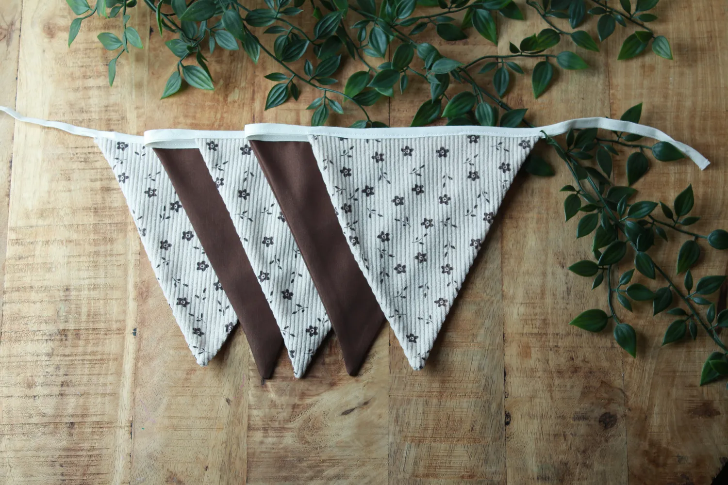 Een presentje Bloemetjes vlaggenlijn 150 cm wit ribbelstof
