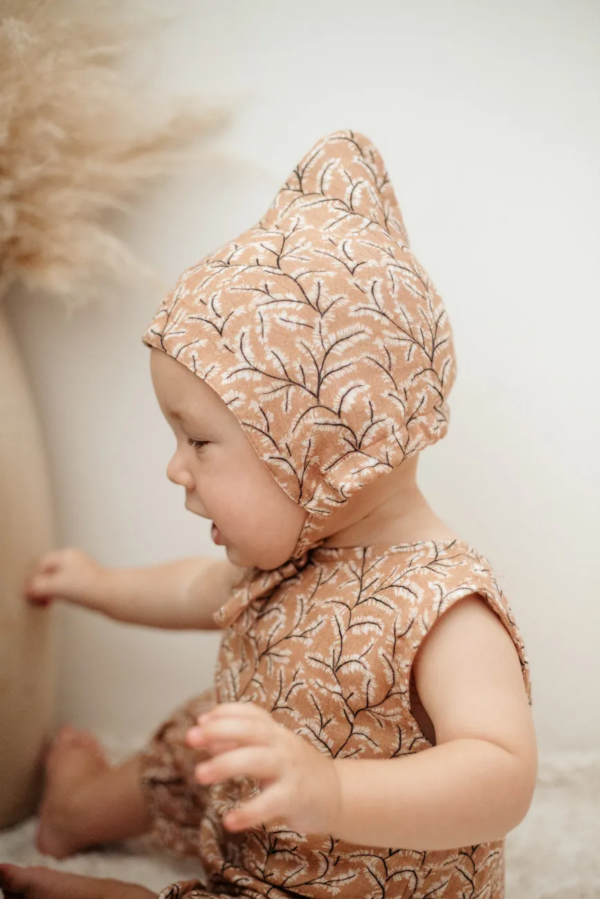The Mompany Twiggy bonnet babymutsje strikjes