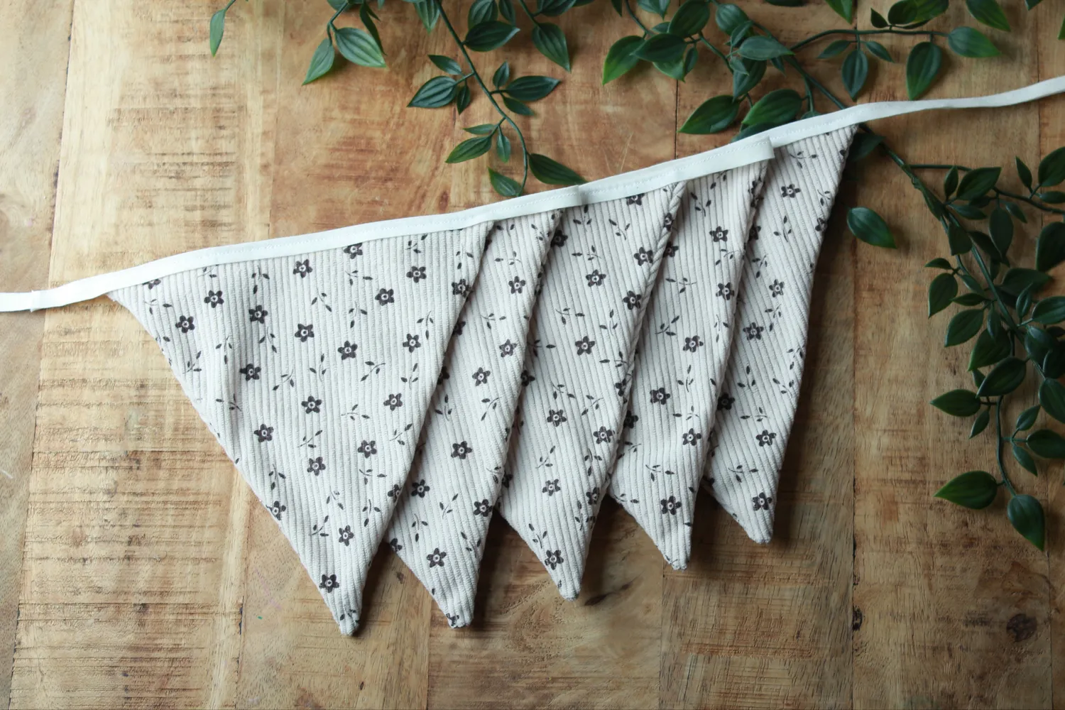 Een presentje Bloemetjes vlaggenlijn 150 cm wit ribbelstof