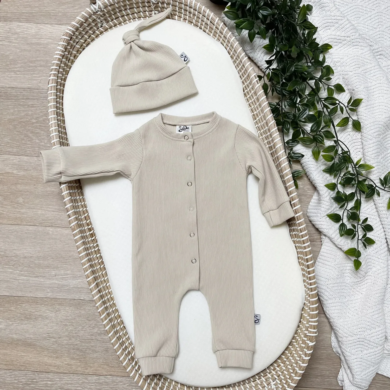 Soda Fashion Knoopmuts Rib babymutsje zand