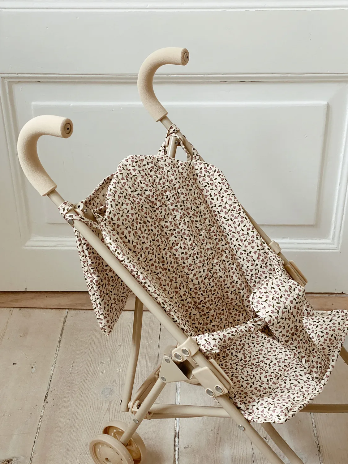 Konges Sløjd Doll Stroller poppenwagen milk tank met harnas