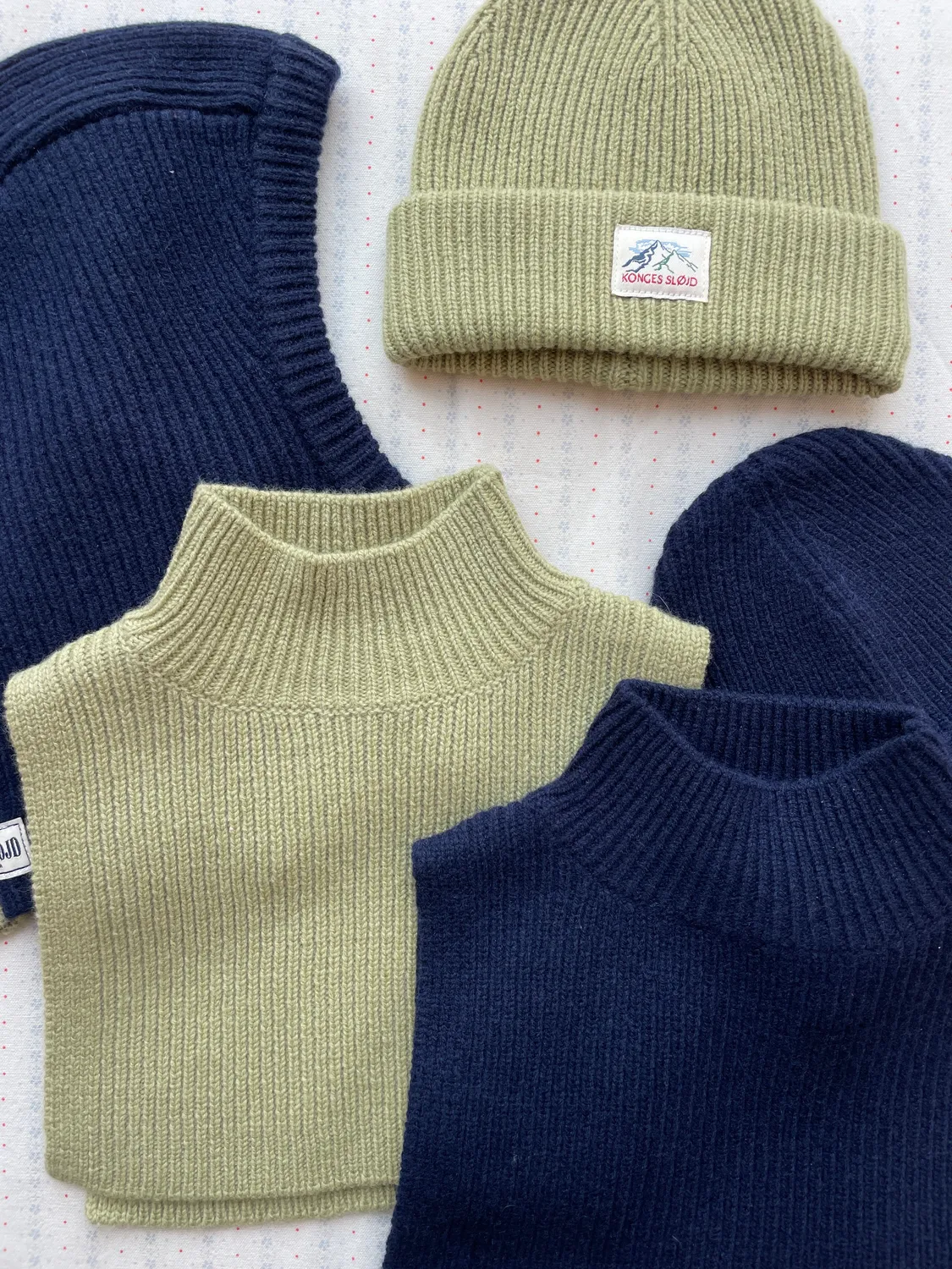 Konges Sløjd Basil nekwarmer pale olive green wol