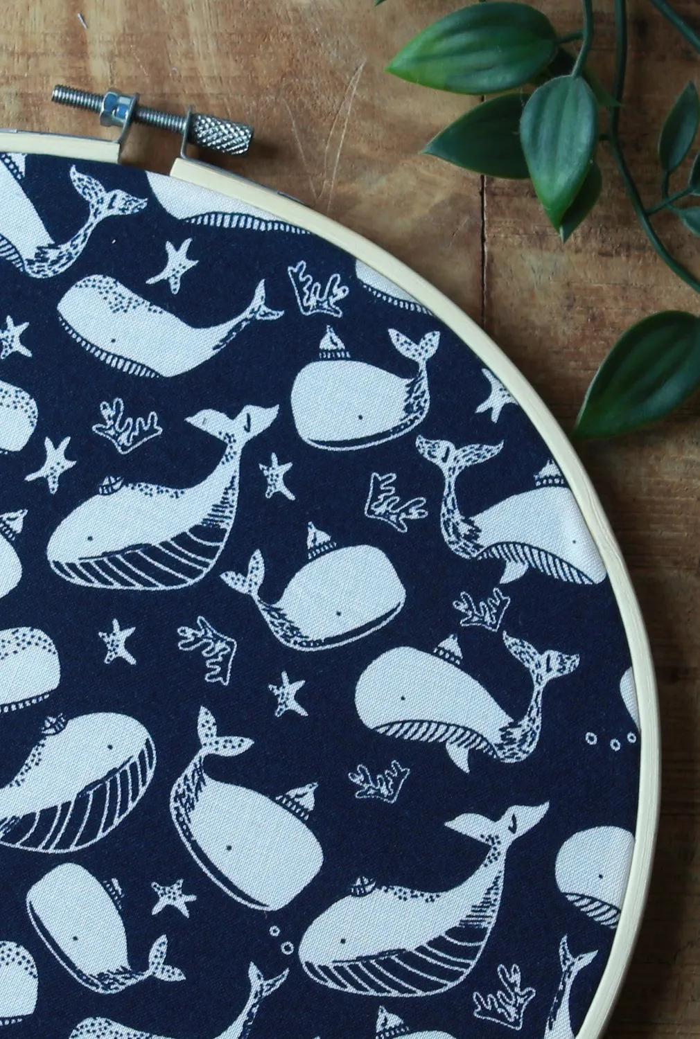 Een presentje Walvisvriendjes wandcirkel 15 cm blauw katoen