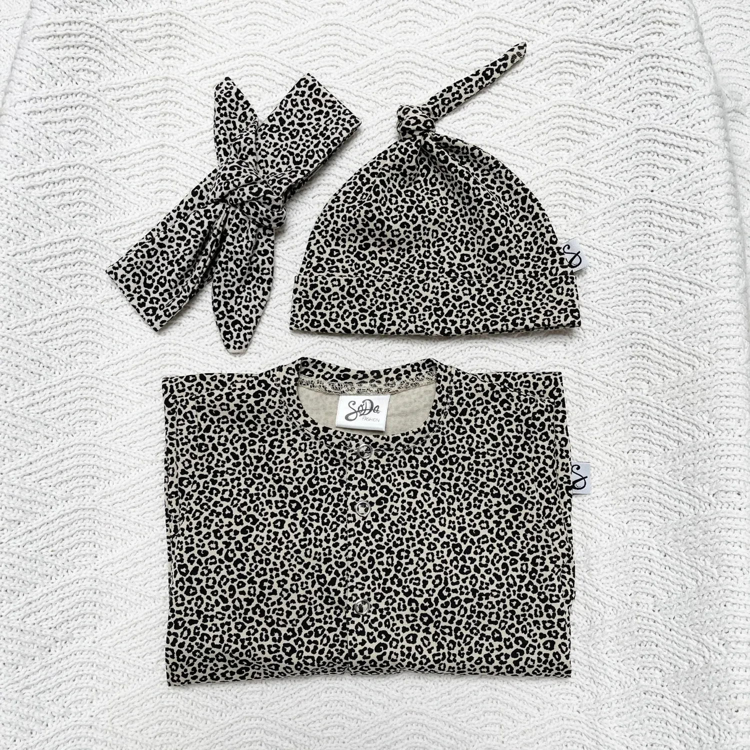 SODA FASHION Knoopmuts babymuts luipaard biokatoen