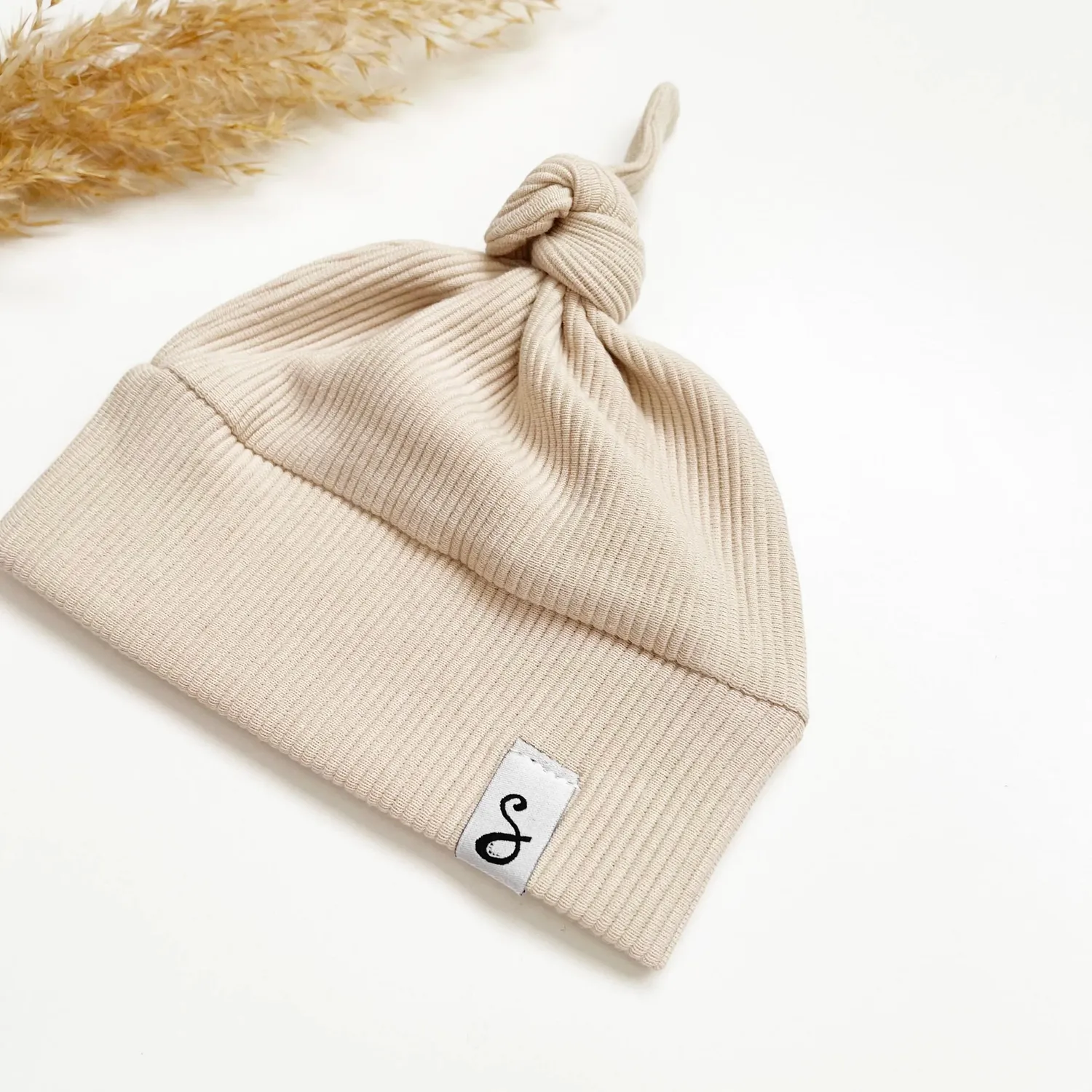 Soda Fashion Knoopmuts Rib babymutsje zand
