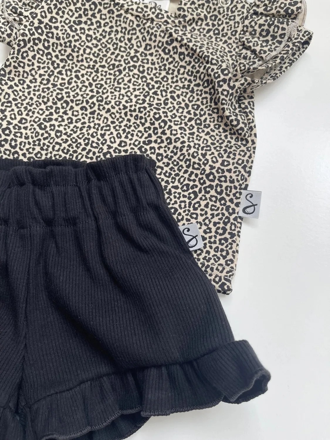 SODA FASHION Ruffle Rib korte broek zwart biokatoen