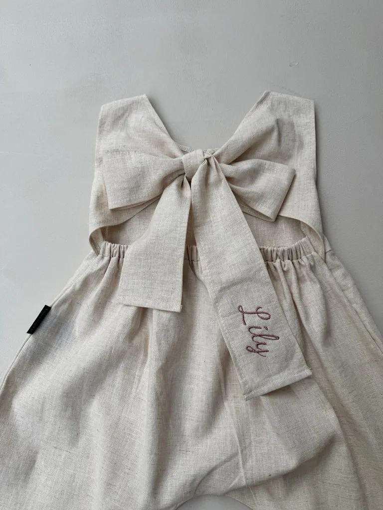 Louloúdi Paul jumpsuit linnen beige strik + naam