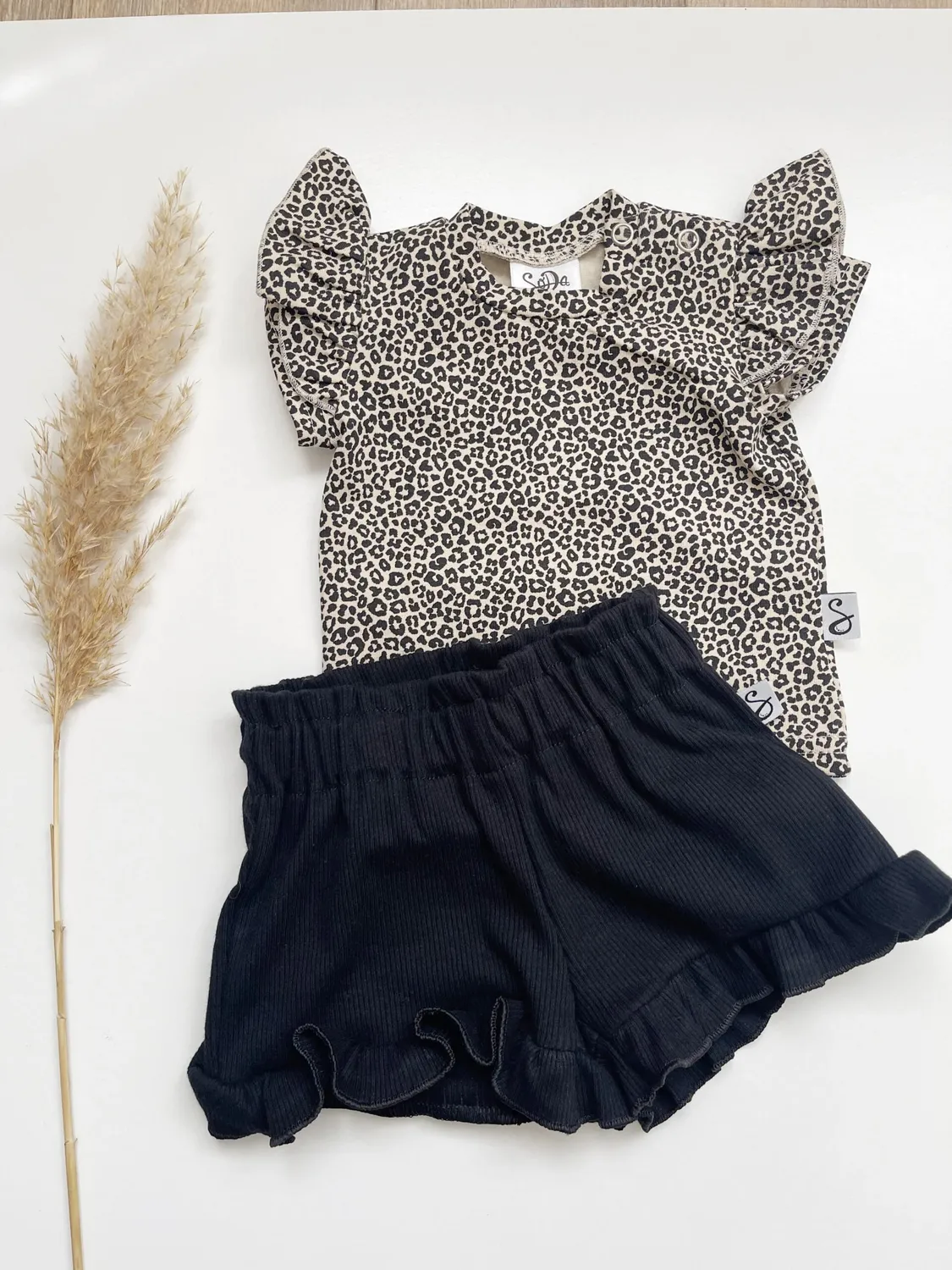 SODA FASHION Ruffle Rib korte broek zwart biokatoen