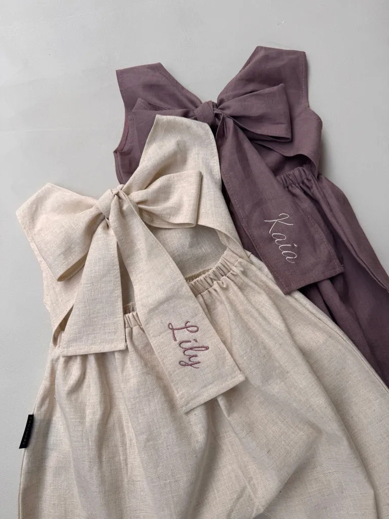 Louloúdi Paul jumpsuit linnen beige strik + naam
