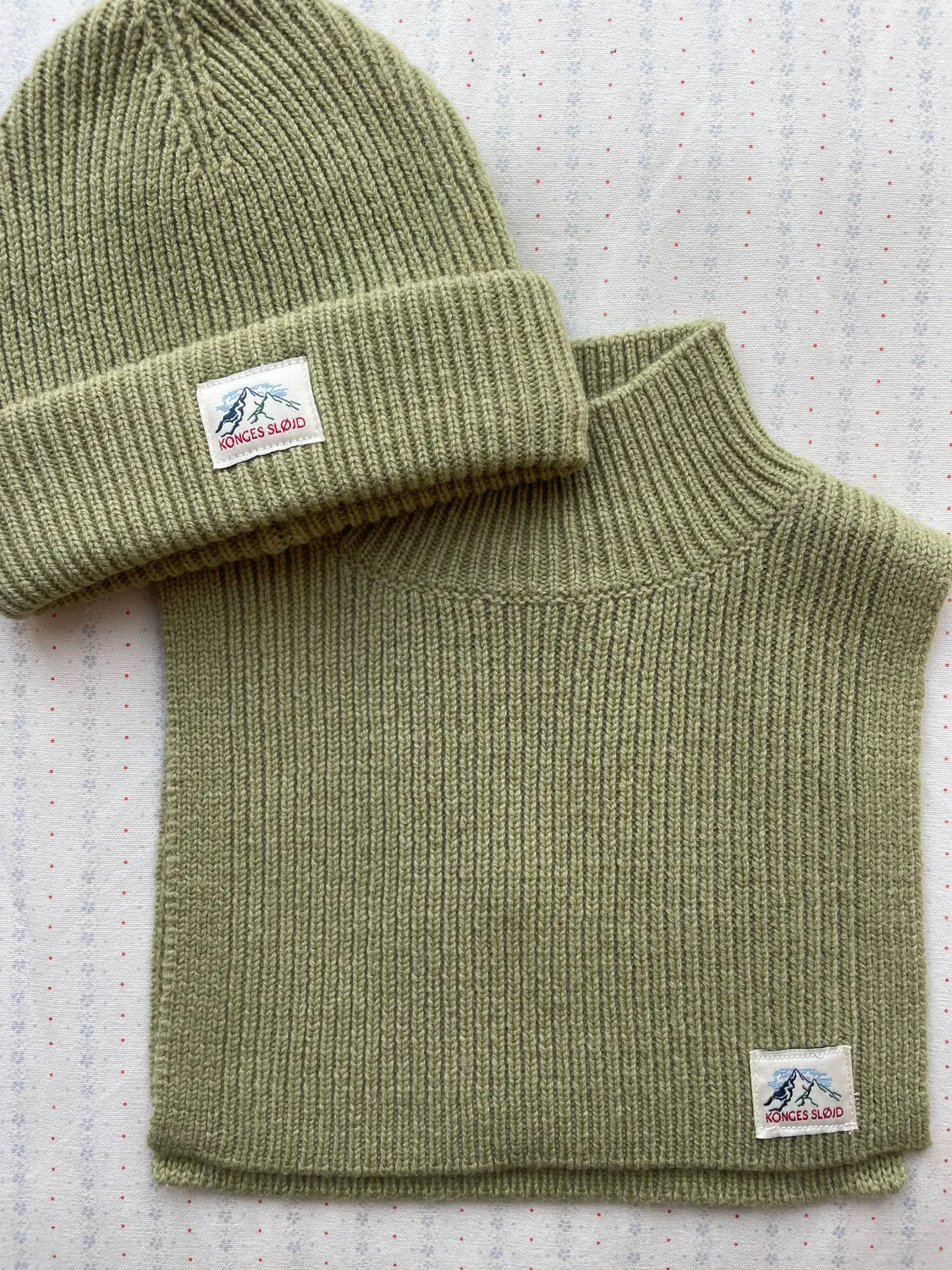Konges Sløjd Basil nekwarmer pale olive green wol