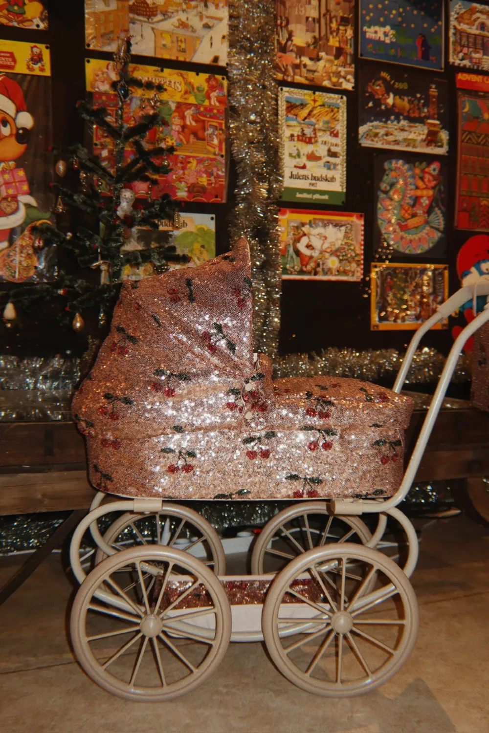 Konges Sløjd Minnie poppenwagen cherry sequin