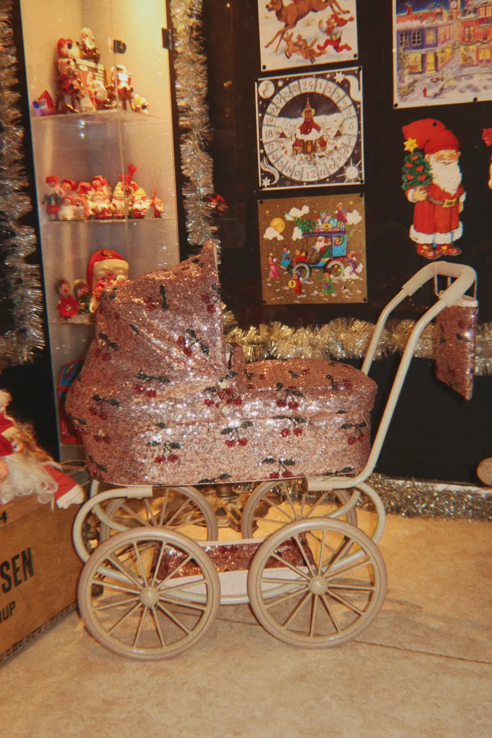 Konges Sløjd Minnie poppenwagen cherry sequin