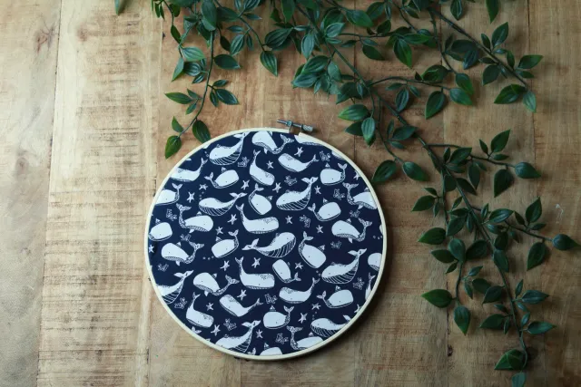 Een presentje Walvisvriendjes wandcirkel 15 cm blauw katoen