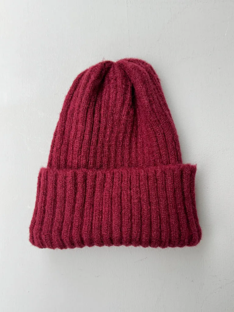Louloúdi Fynn beanie bordeauxrood met naam