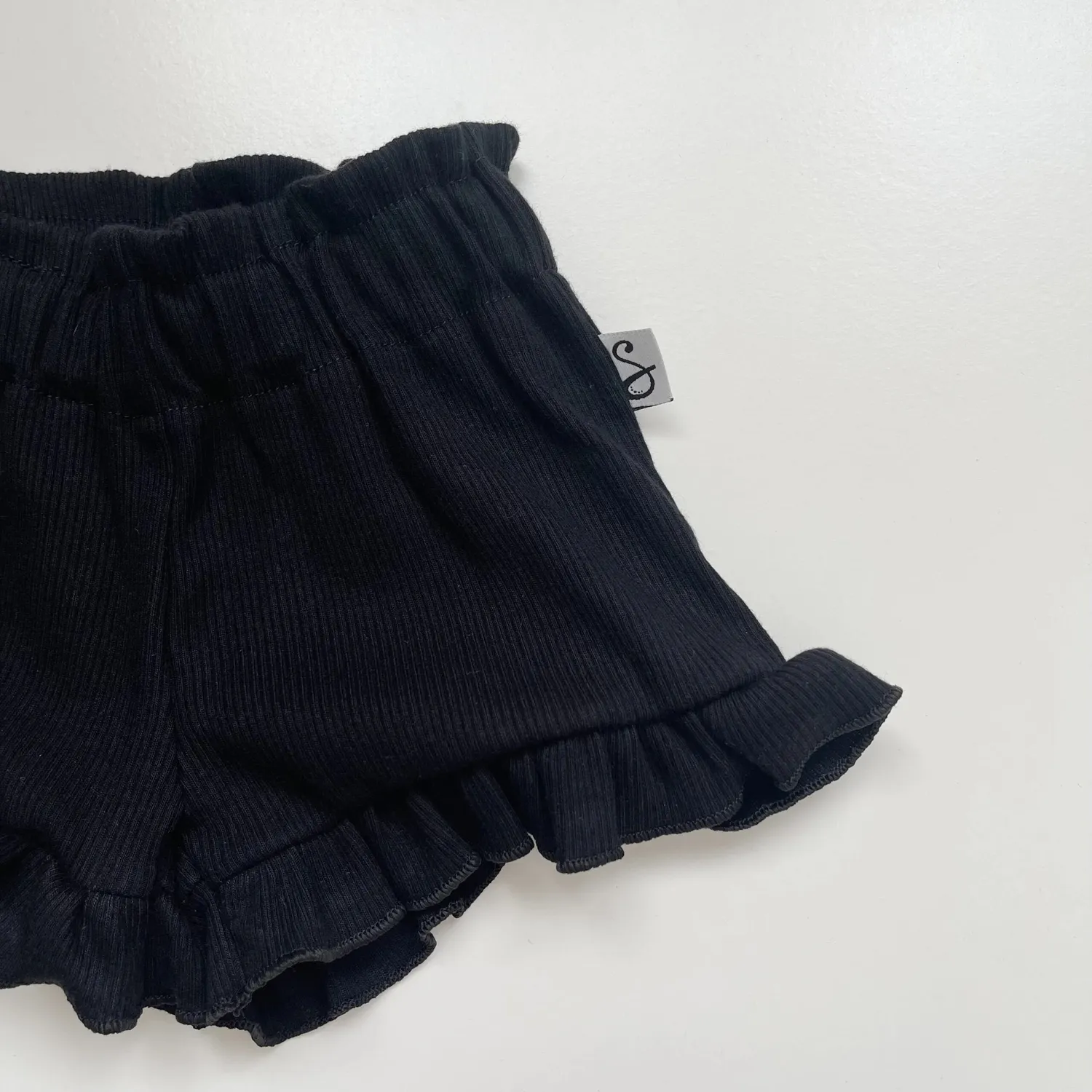 SODA FASHION Ruffle Rib korte broek zwart biokatoen