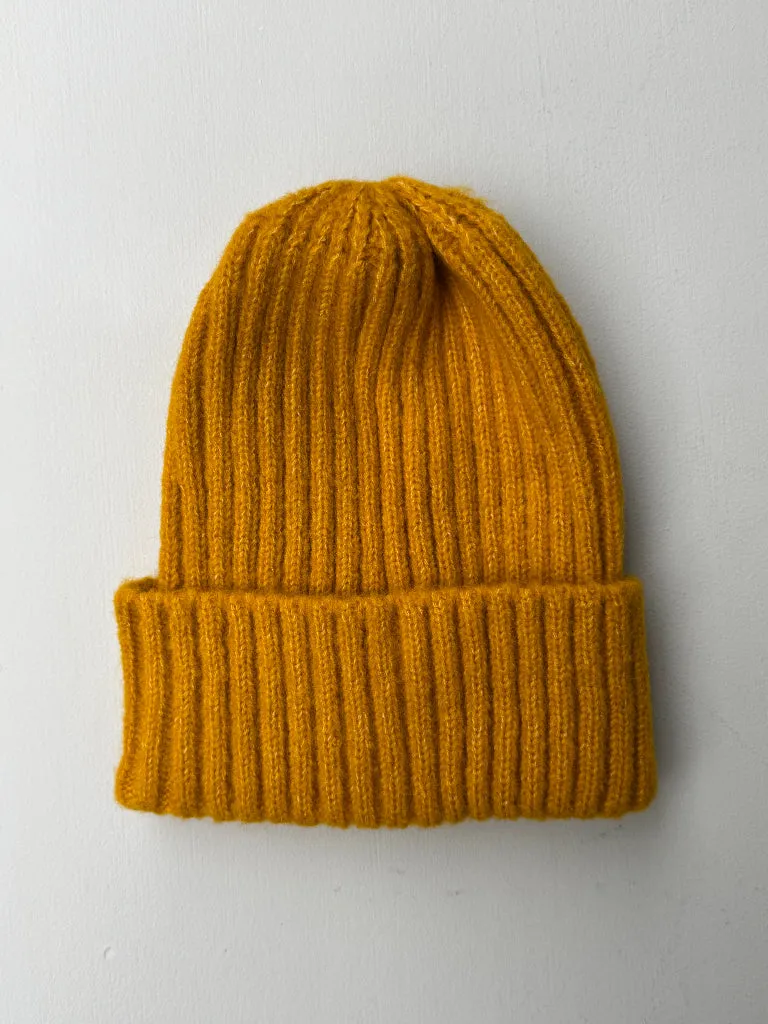 Louloúdi Fynn beanie bordeauxrood met naam