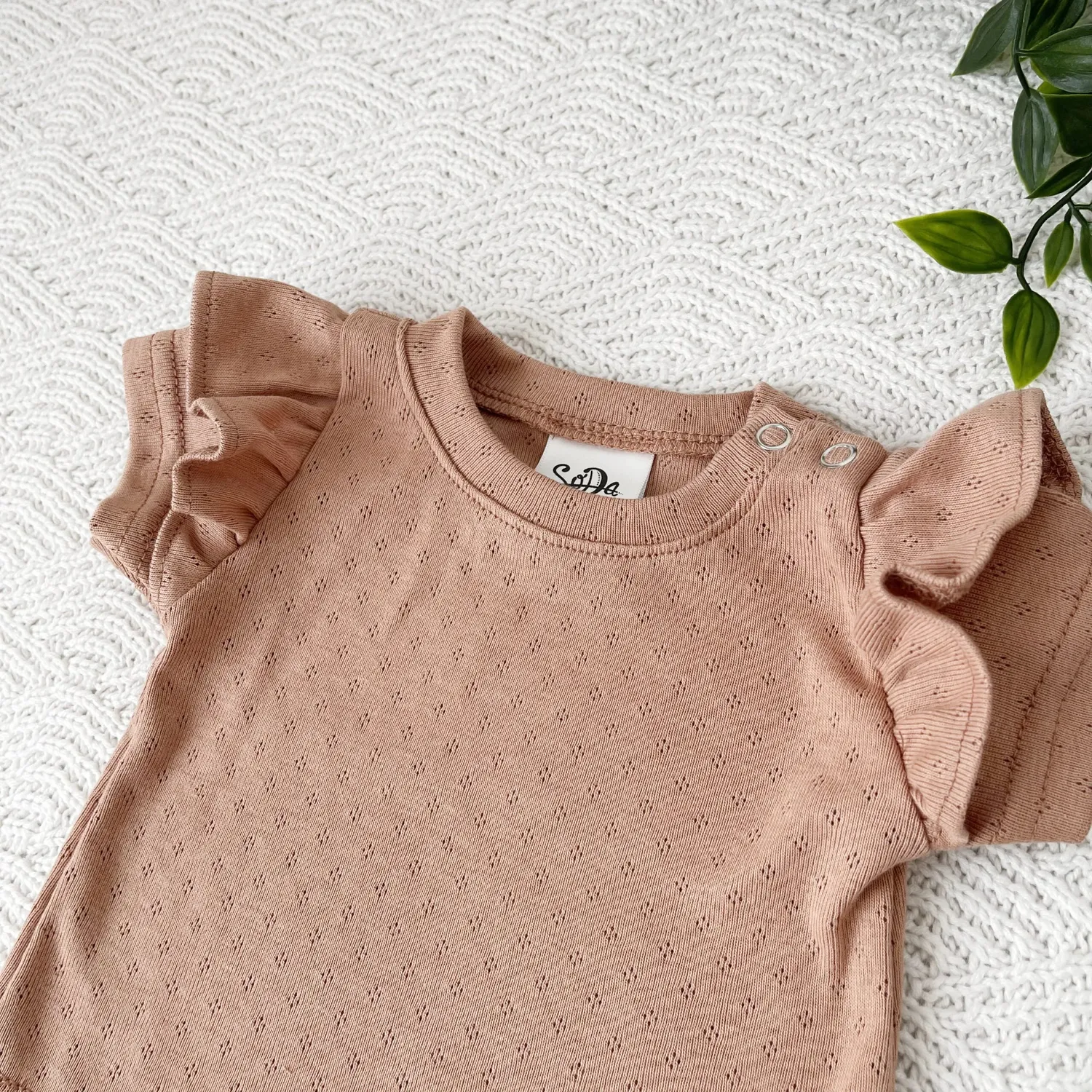 SODA FASHION Pointelle Perzik ruffle shirt perzik biokatoen