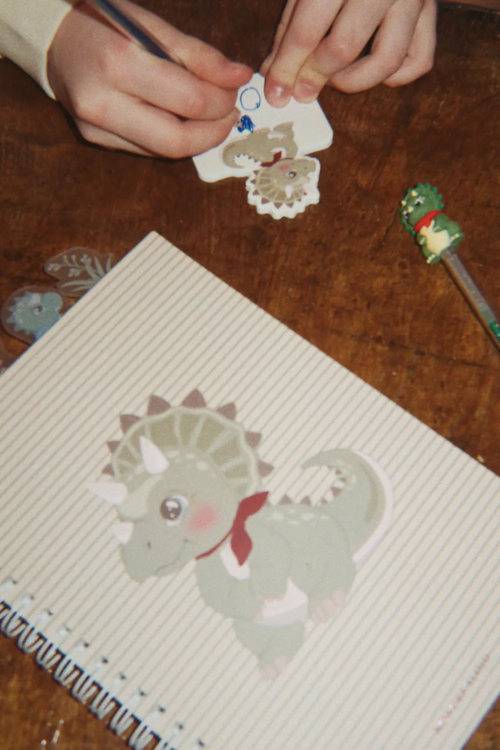 Konges Sløjd Stationery Box Dino Moss knutselset