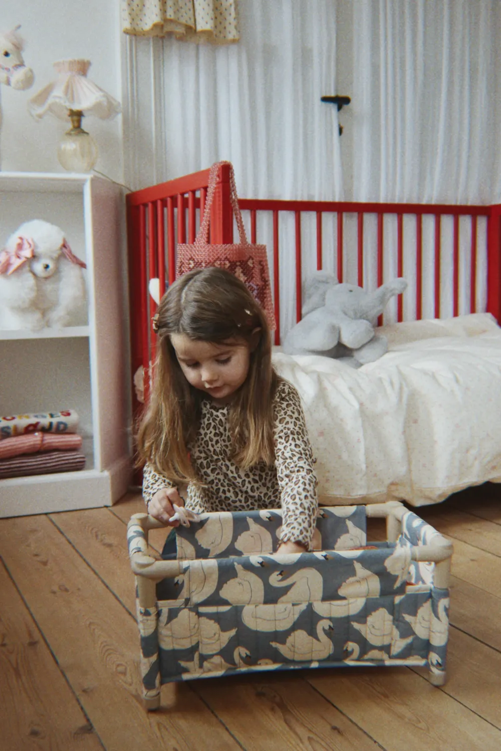 Konges Sløjd poppenreisbed swan poppenbedje