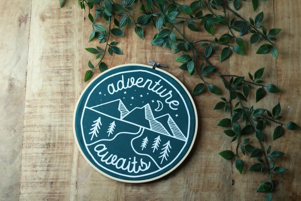 Een presentje Adventure awaits wandcirkel 15 cm groen