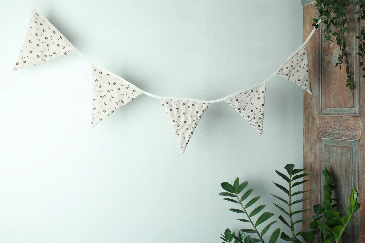 Een presentje Bloemetjes vlaggenlijn 150 cm wit ribbelstof
