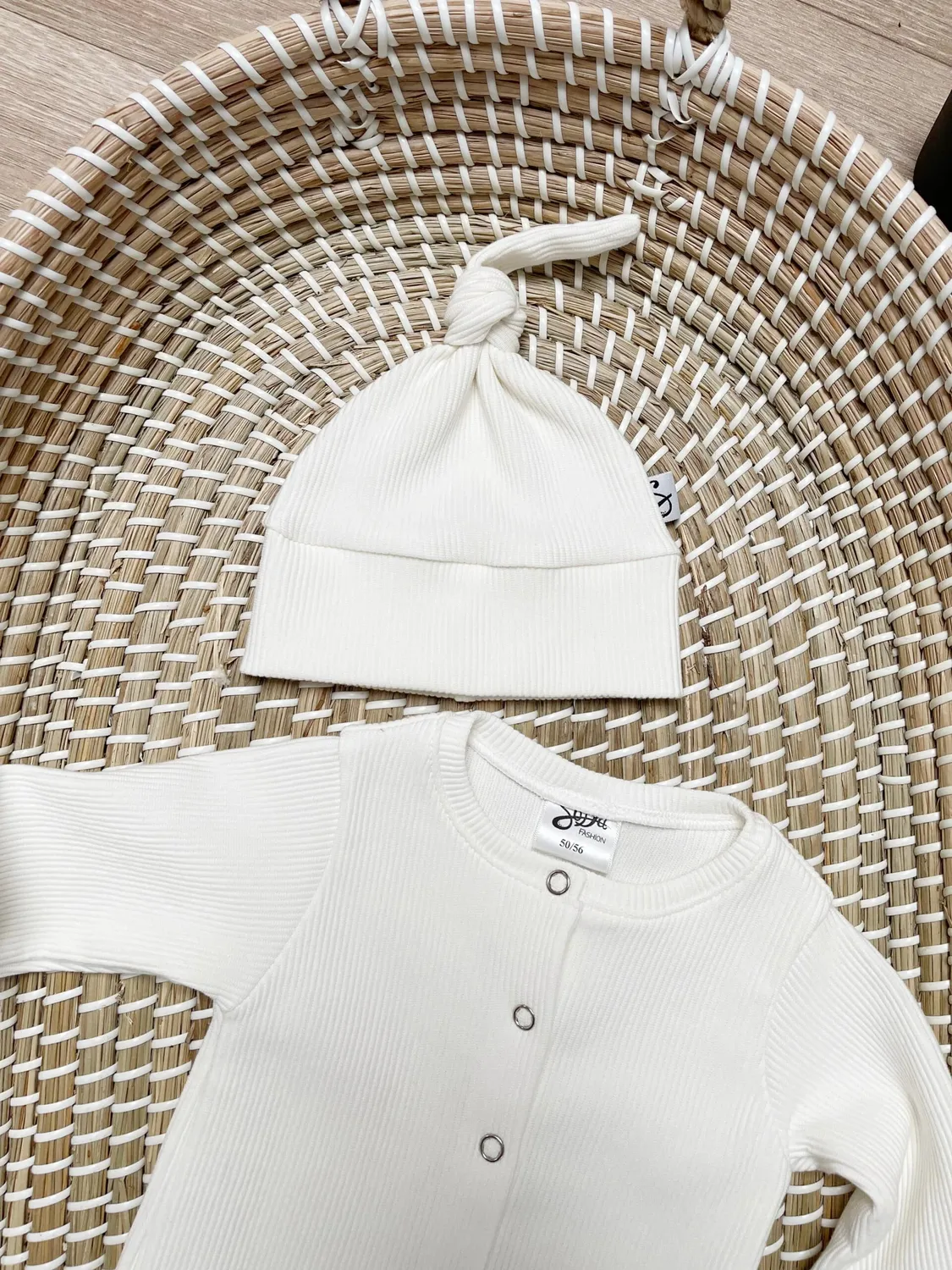 SODA FASHION Knoopmuts rib babymuts offwhite biokatoen