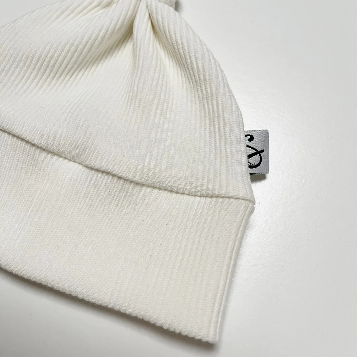 SODA FASHION Knoopmuts rib babymuts offwhite biokatoen