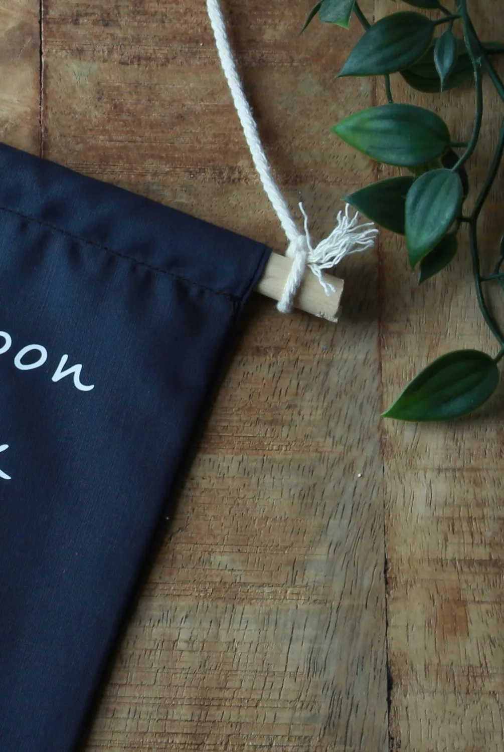 Een presentje To the moon and back vaandel donkerblauw katoen